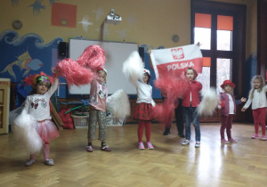 Dzieci z PM 125 tańczą na sali gimnastycznej